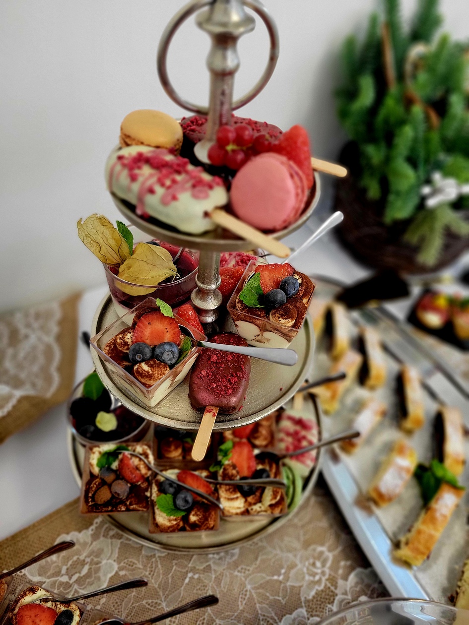 Svadobný catering Bon Appetit – dezerty a výzdoba pripravená na svadobnú hostinu