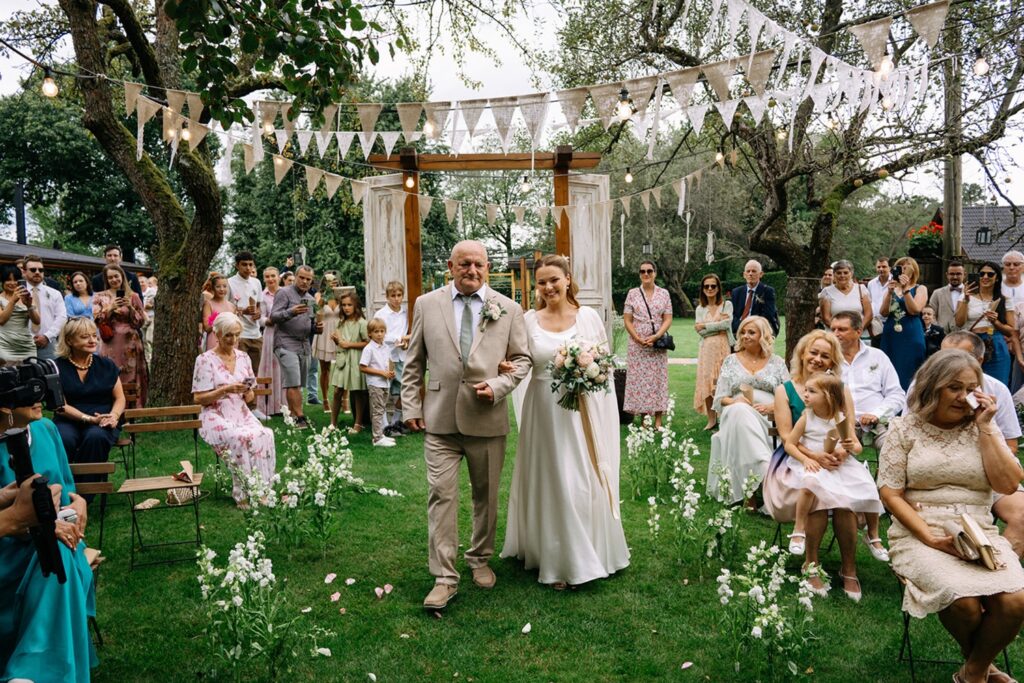 Stodola Lubianka v Oslanoch – svadobné miesto so záhradou a obradom pod jabloňami pre svadbu do 120 hostí.