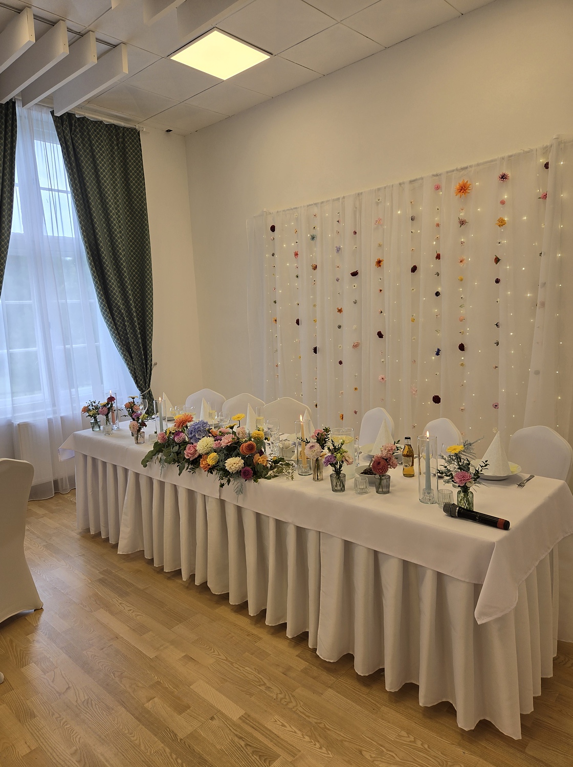 Kaštieľ Patrovec – svadobné miesto v prírode neďaleko Trenčína, vo Veľkej Hradnej. Kapacita svadobnej sály 75 osôb.