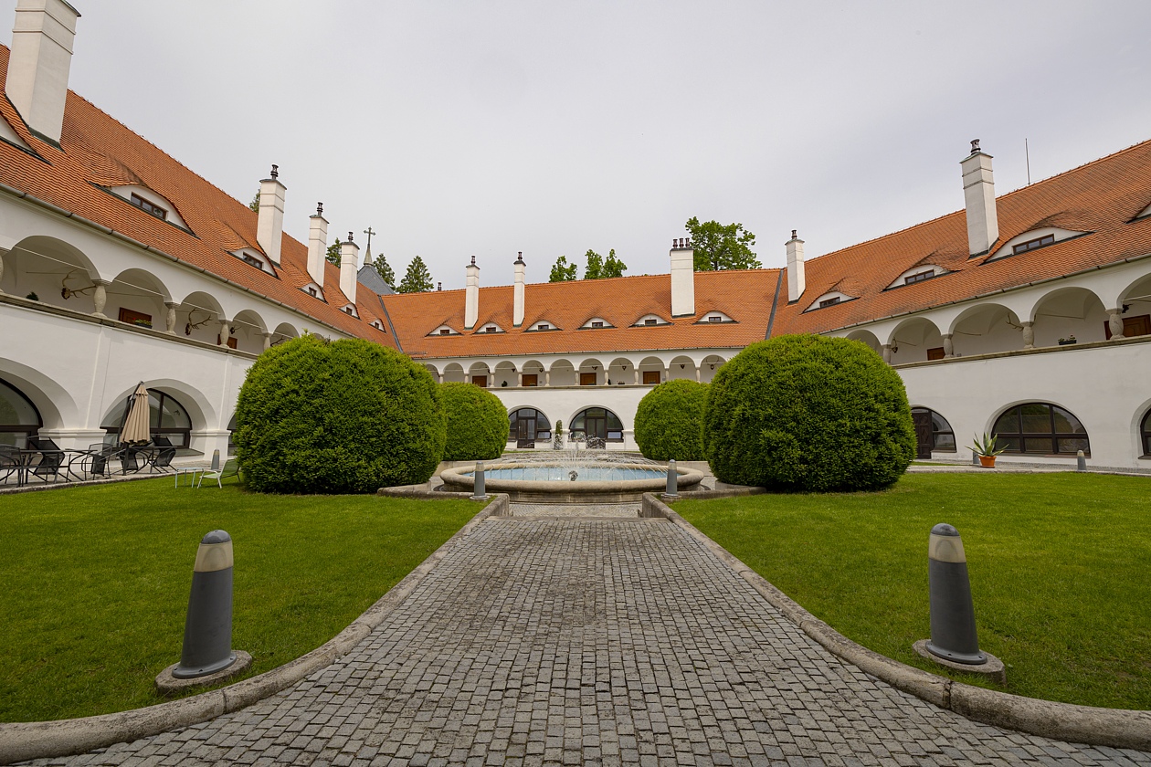 Hotel Zámok Topoľčianky – svadobné miesto na zámku s historickými priestormi a nádvorím s fontánou pre svadbu do 100 osôb.