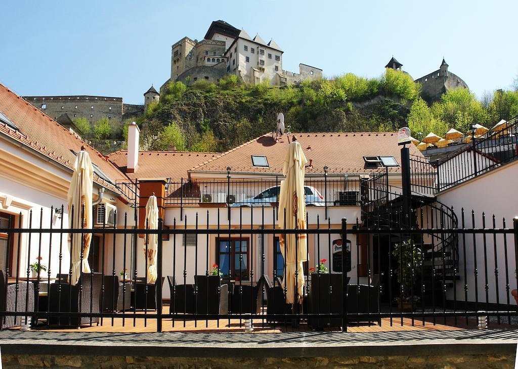 Pod hradom Trenčín, Reštaurácia pod hradom, svadba v Trenčíne, svadobný obrad, obrad vonku, obrad na hrade, svadba na terase, Naša svadba, svadobný vyhľadávač, svadobné miesto, svadobné priestory, miesto na svadbu, svadba v hoteli, svadba s ubytovaním, svadba vonku, svadobná sála, rozlúčka so slobodou