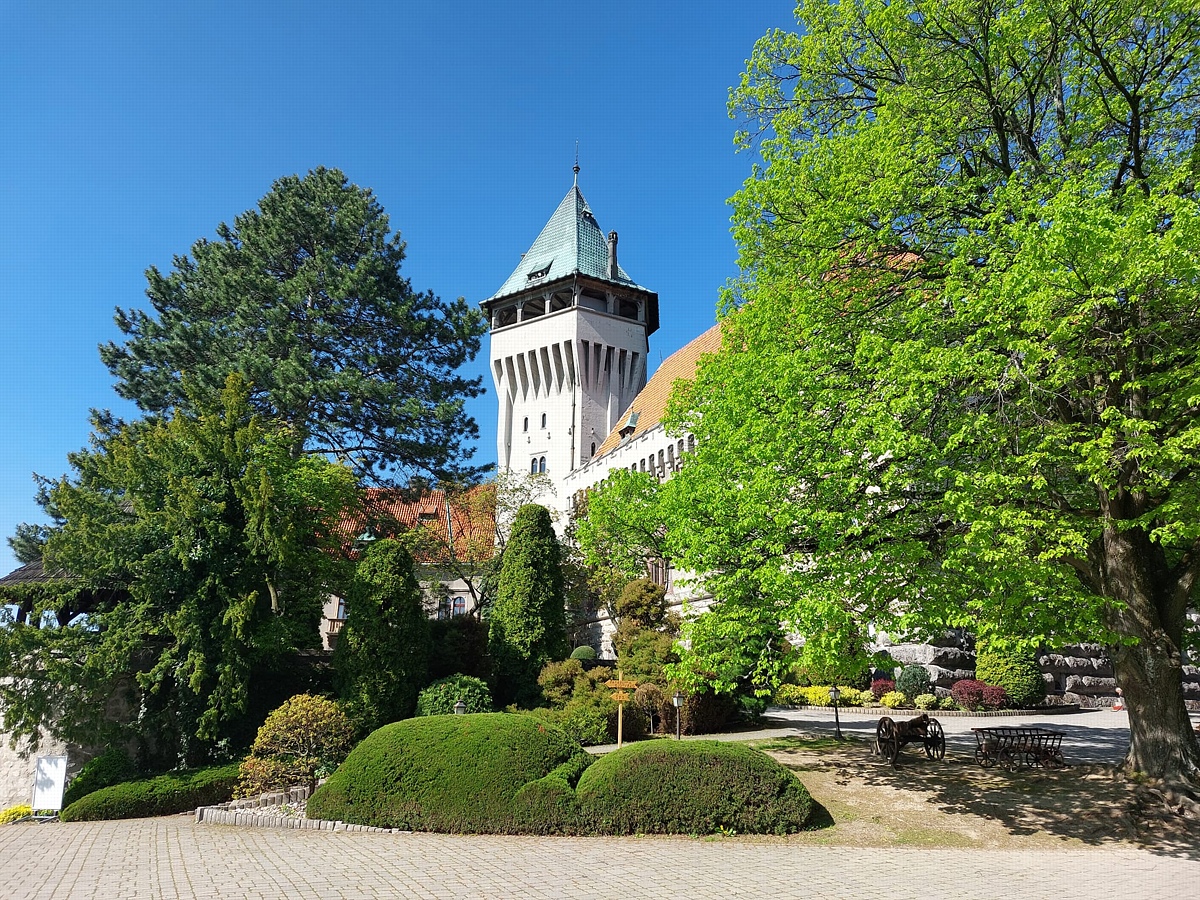 Smolenický zámok, zámok, Smolenice, miesto na svadbu, svadobné priestory, svadobná sála, svadba na zámku, Naša svadba, Svadobný vyhľadávač, svadobné miesto, rozprávková svadba, obrad v záhrade, zámocká záhrada, anglický park, svadobný deň