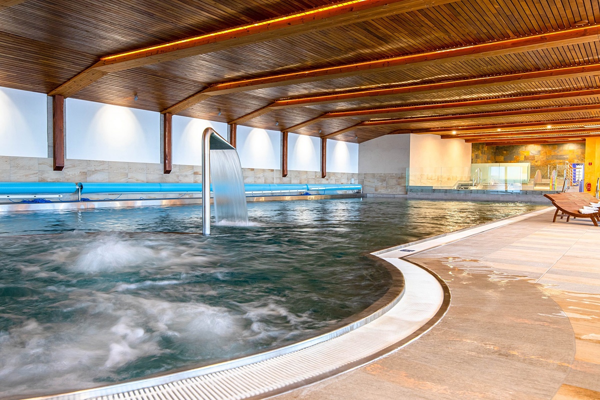 Wellness Hotel Jason vo Vršateckom Podhradí – svadobná sála pre 120 hostí, obrad v prírode a výhľad na zrúcaninu hradu.