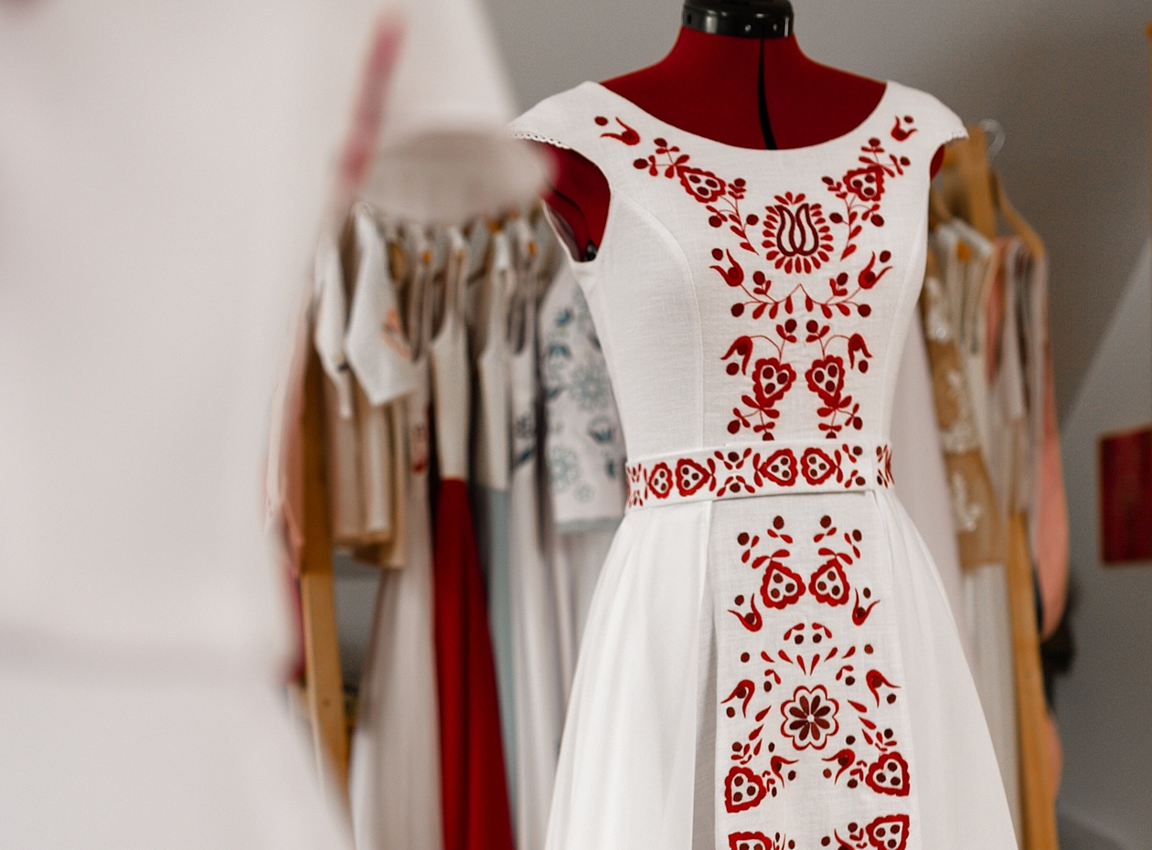 Folková, svadobné šaty, slovenské, netradičné svadobné šaty, tradičné svadobné šaty, s výšivkou