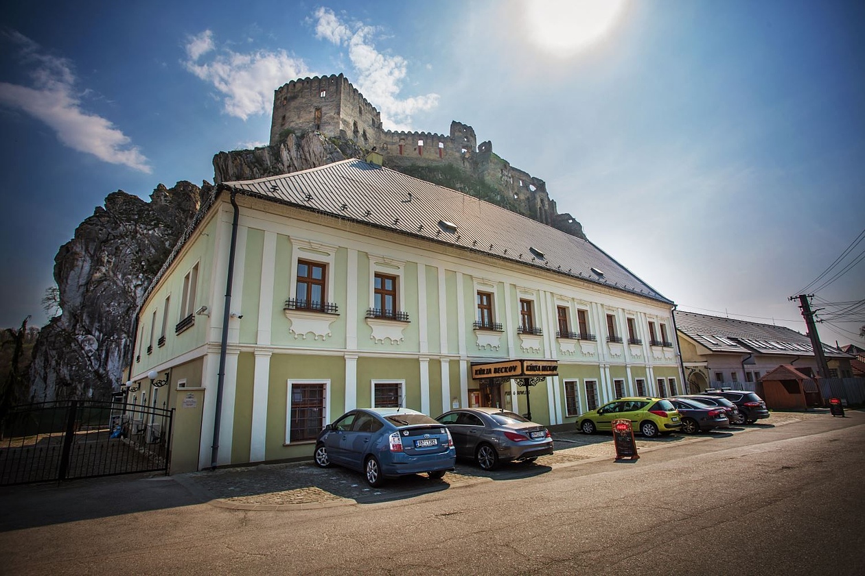 Kúria Beckov svadba, Penzión, Beckov, svadba na Beckove, naša svadba, svadobný vyhľadávač, miesto na svadbu, svadobná sála, obrad vonku, obrad, obrad pod holým nebom
