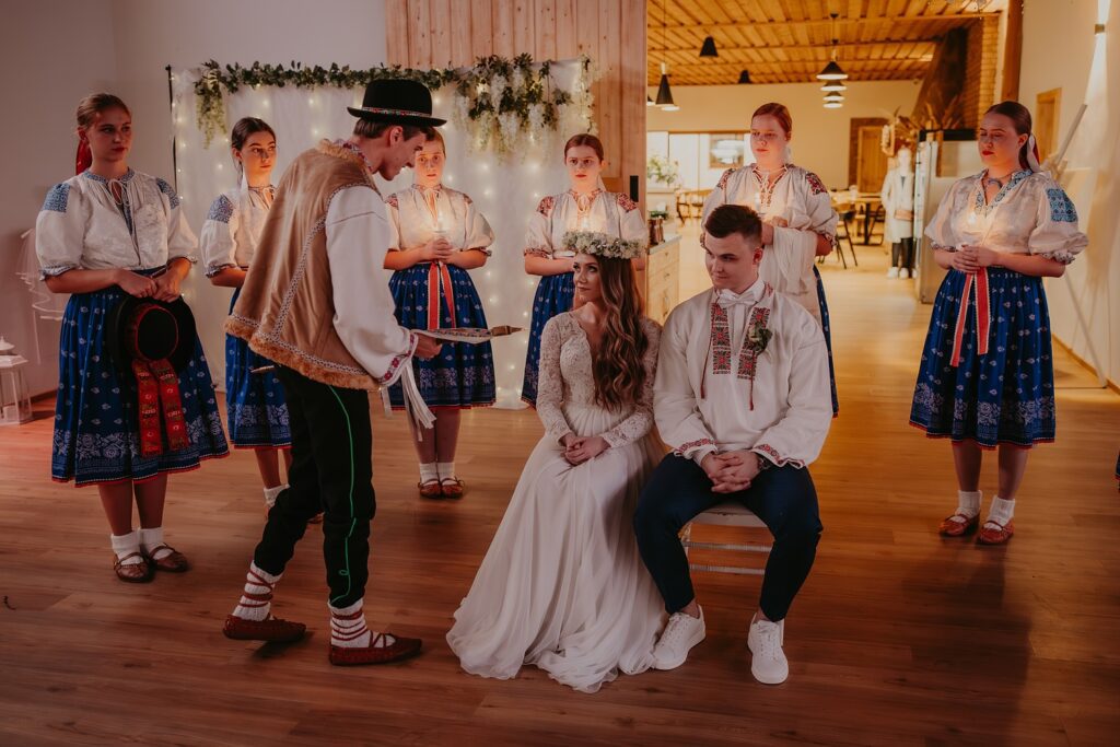 Slovenská svadba, svadobné zvyky, svadobné tradície, odobierka, čepčenie, vykrúcanka, svadba, zvyky na svadbe, prenesenie cez prah, fotograf, Svadobný fotograf, Jozef Sádecký, Jozef Sádecký Photography