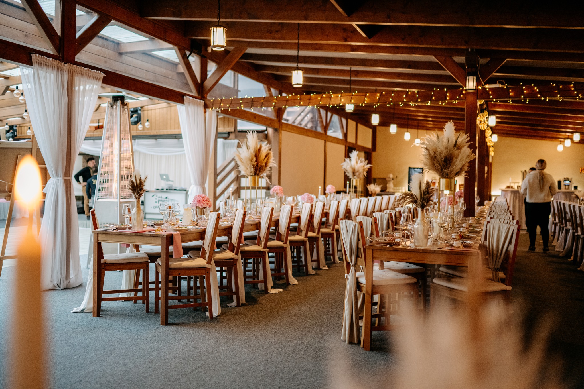 Chata Hrádok – svadobné miesto v pohorí Vtáčnik (Ponitrie) s obradom pod holým nebom, altánkom a kapacitou do 160 osôb.