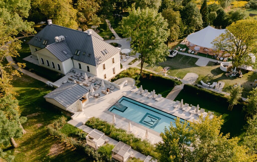 Svadba v Pallavicini Manor v Maďarsku, na skok od Košíc. Elegantné svadobné miesto s historickým sídlom, bazénom, wellness a možnosťou svadobného šapitó stanu.