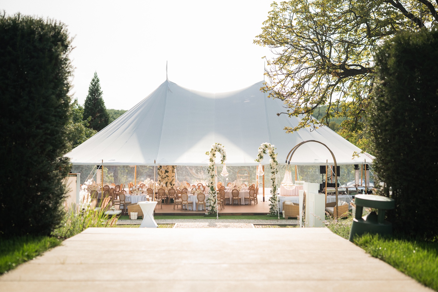Svadba v Pallavicini Manor v Maďarsku, na skok od Košíc. Elegantné svadobné miesto s historickým sídlom, bazénom, wellness a možnosťou svadobného šapitó stanu.