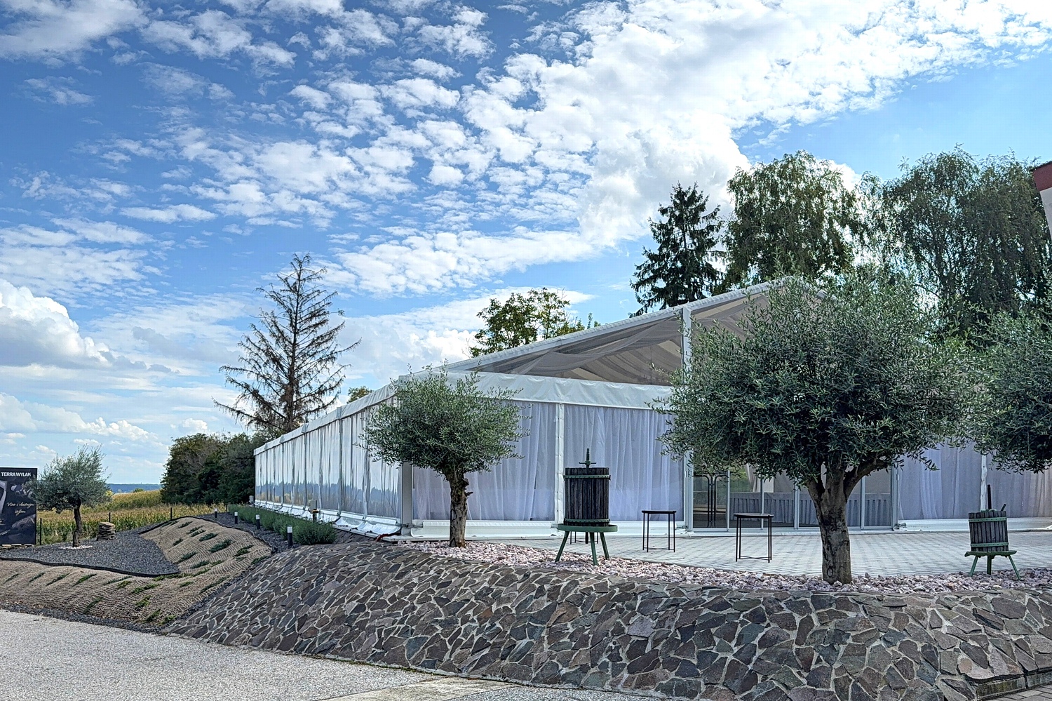 Svadba v Terra Wylak Winery - Veľké Zálužie: svadobné miesto vo vinárstve so svadobným stanom pre 150 hostí a výhľadom na Zobor.