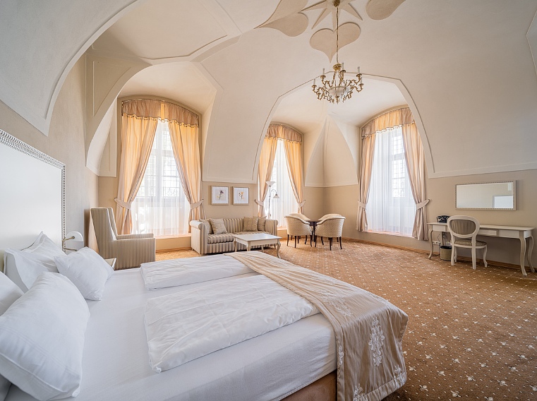Gino Park Palace Orlové – historický kaštieľ pri Považskej Bystrici, kaplnka, park a sála pre svadbu so 120 hosťami.