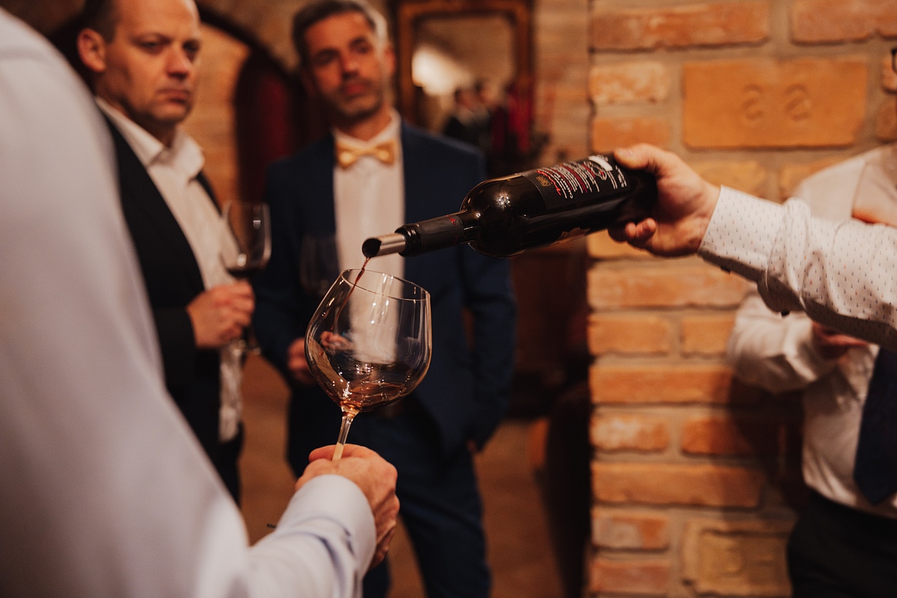 degustačná pivnica s krbom – svadba vo vinárstve Vinidi
