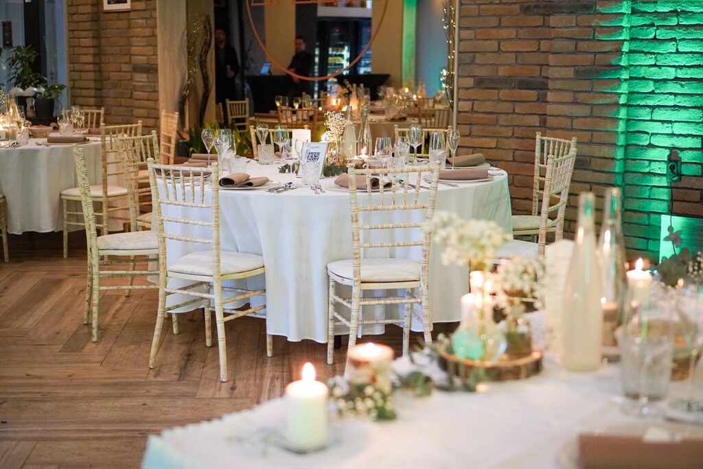 APOLKA Restaurant Bratislava – moderný svadobný priestor v historickej budove Apollo klubu. Industriálny interiér s vysokými stropmi, letná terasa so záhradou a špičková gastronómia pre svadby a oslavy do 70 osôb