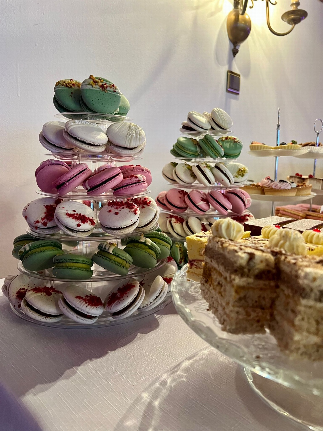 Svadba vo vinárstve Vinidi s kapacitoou 80 osôb – romantické miesto pri Nitre v obci Báb, obklopené vinohradmi, vlastný catering, vína s oceneniami a kompletný svadobný servis.