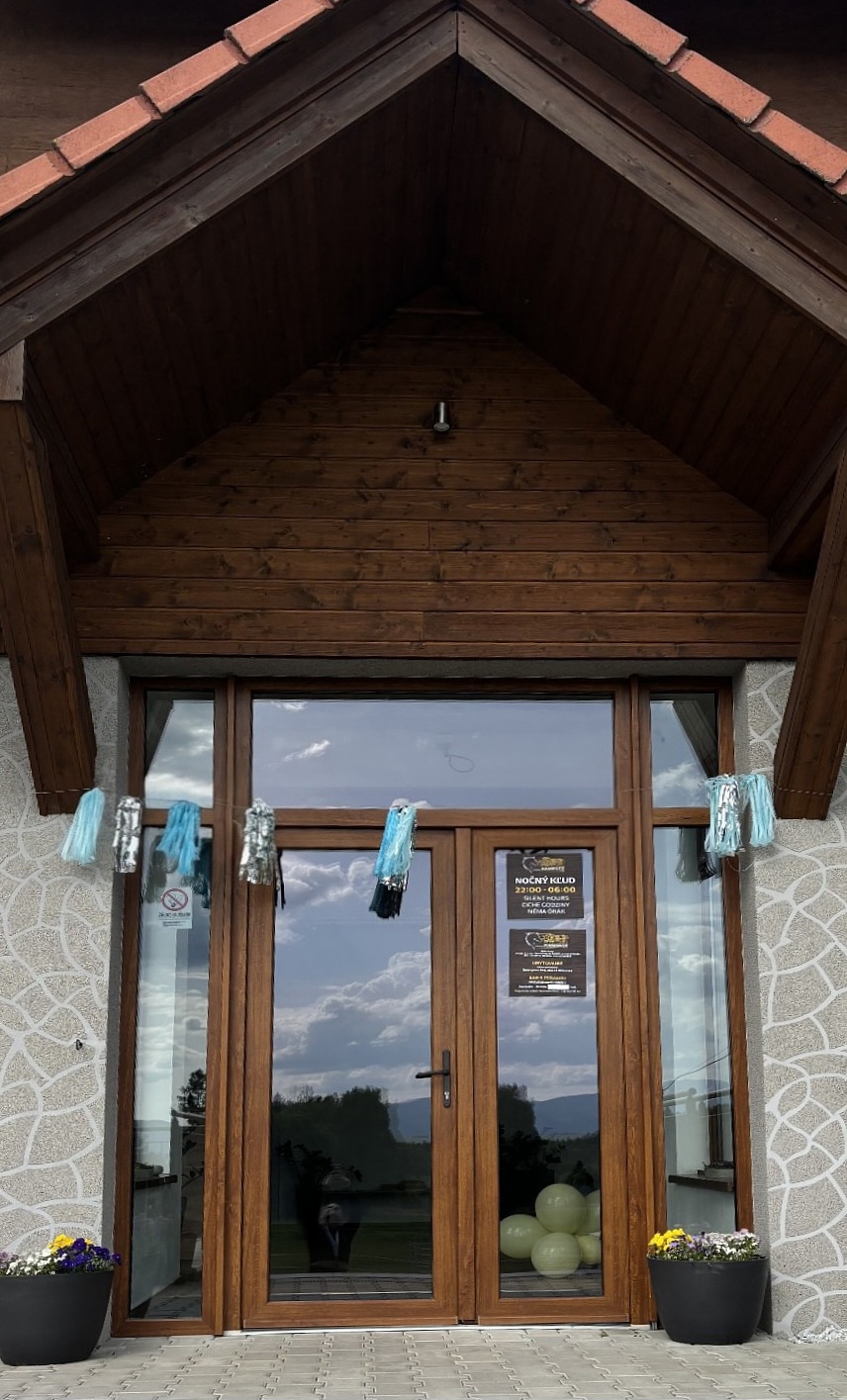 Penzión Kamence – rodinný penzión pri Liptovskom Mikuláši s výhľadom na hory, priestormi pre oslavy a jazdeckým zázemím.