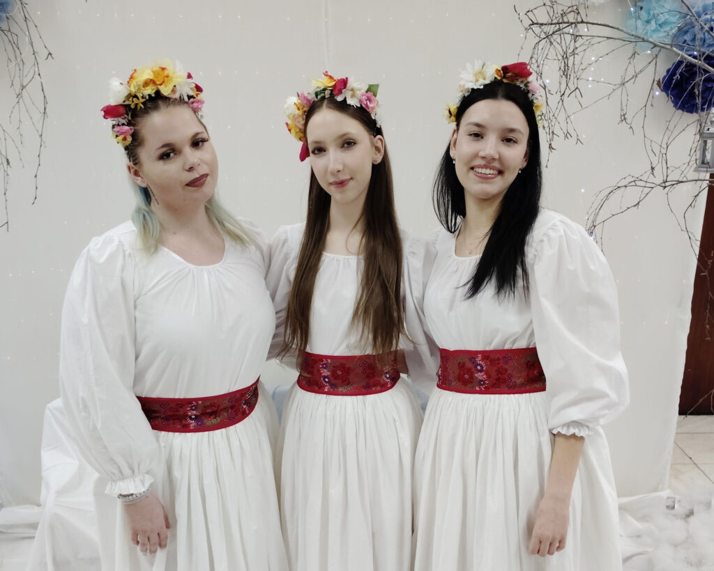 Svadobné čepčenie Ružičky: Folklórne čepčenie v modernom prevedení, jemné romantické čepčenie napríklad aj na piesne skupiny Elán.