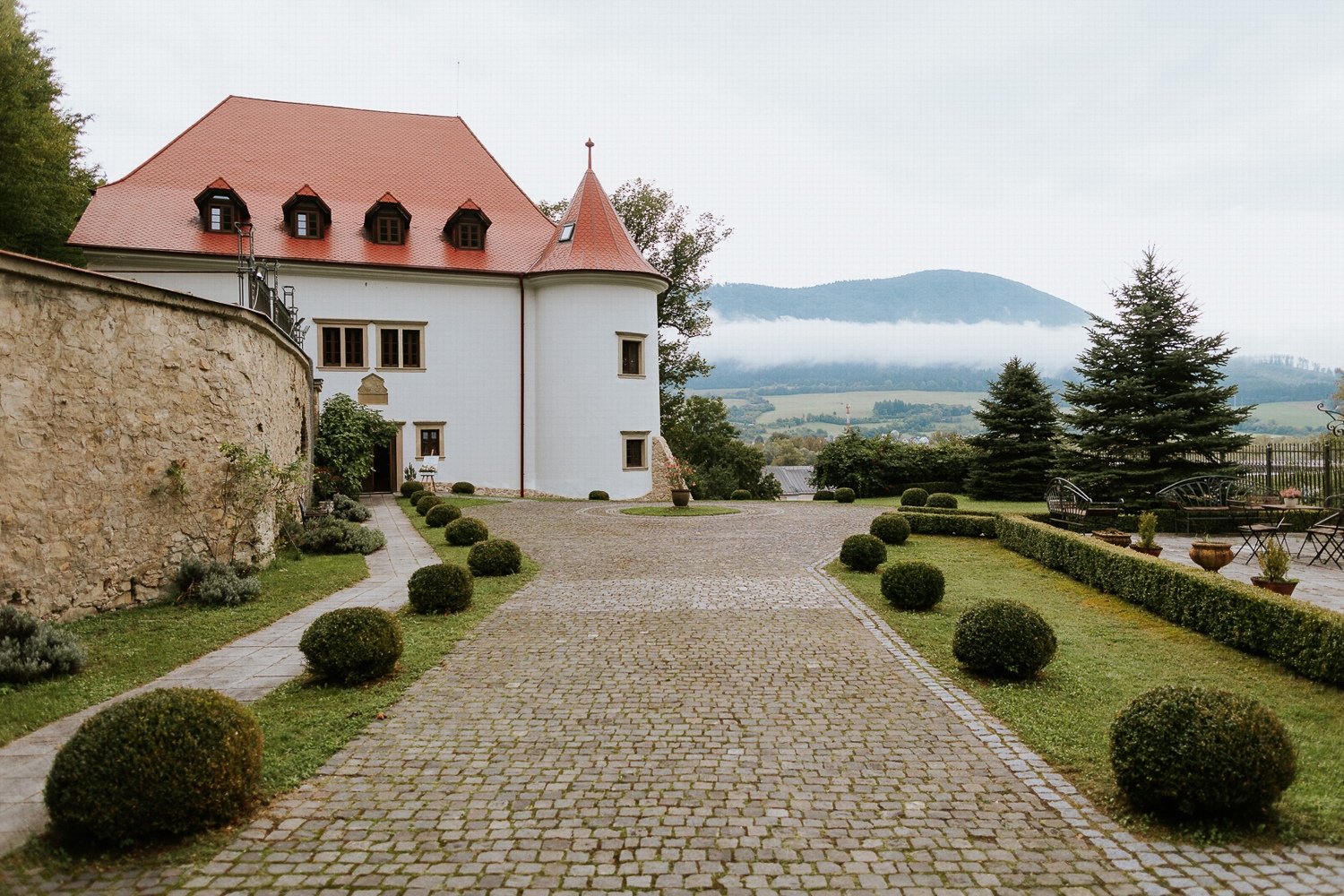 Kaštieľ Burg – historické svadobné miesto pri Považskej Bystrici s kapacitou 80 hostí, nádvorím a romantickými exteriérmi.