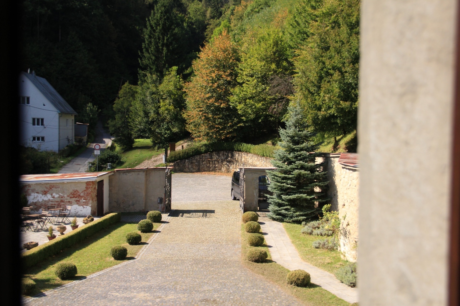 Kaštieľ Burg – historické svadobné miesto pri Považskej Bystrici s kapacitou 80 hostí, nádvorím a romantickými exteriérmi.