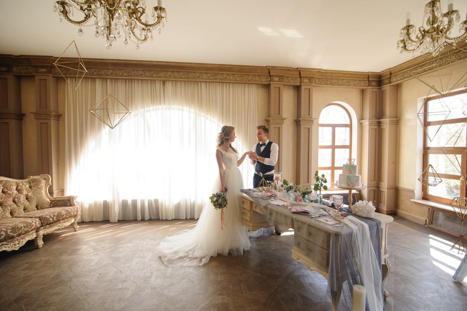 Svadobný pár - nevesta a ženích. Svadobná výzdoba s jemnou eleganciou, prirodzenými farbami a štýlovou výzdobou svadobných priestorov.