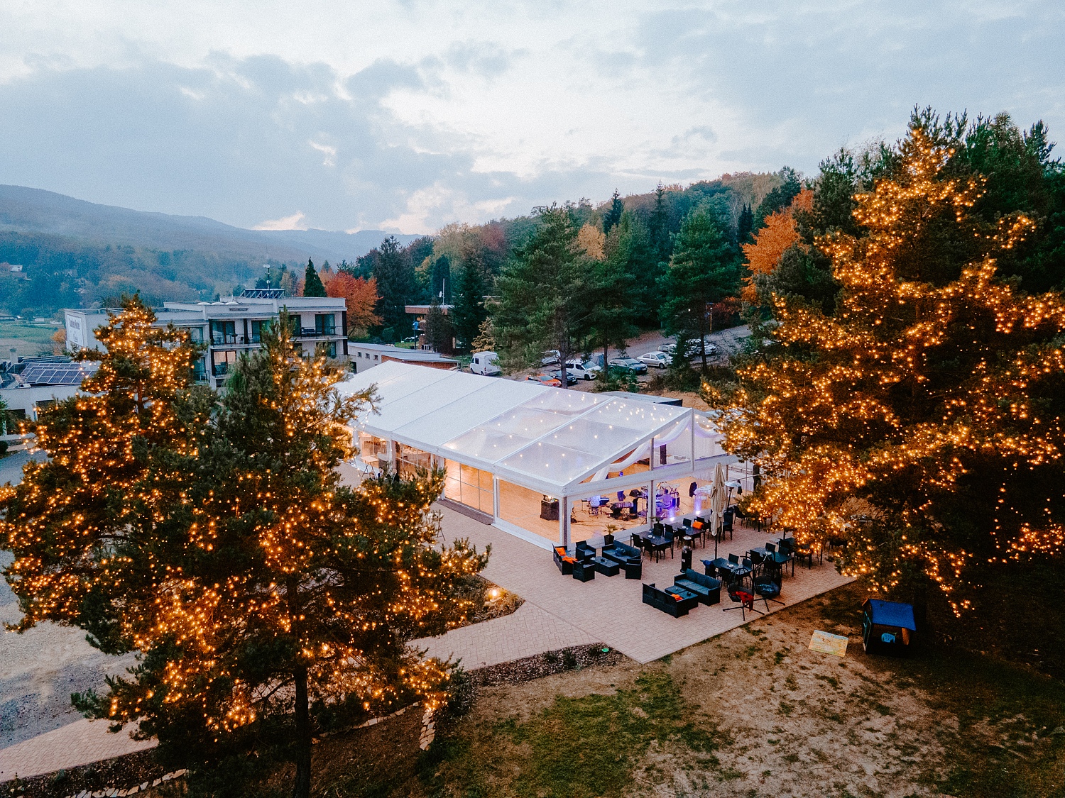 Garden Hotel Domaša v rekreačnej oblasti Dobrá pri priehrade Domaša – svadobný stan v záhrade pri vode s kapacitou 190 osôb.