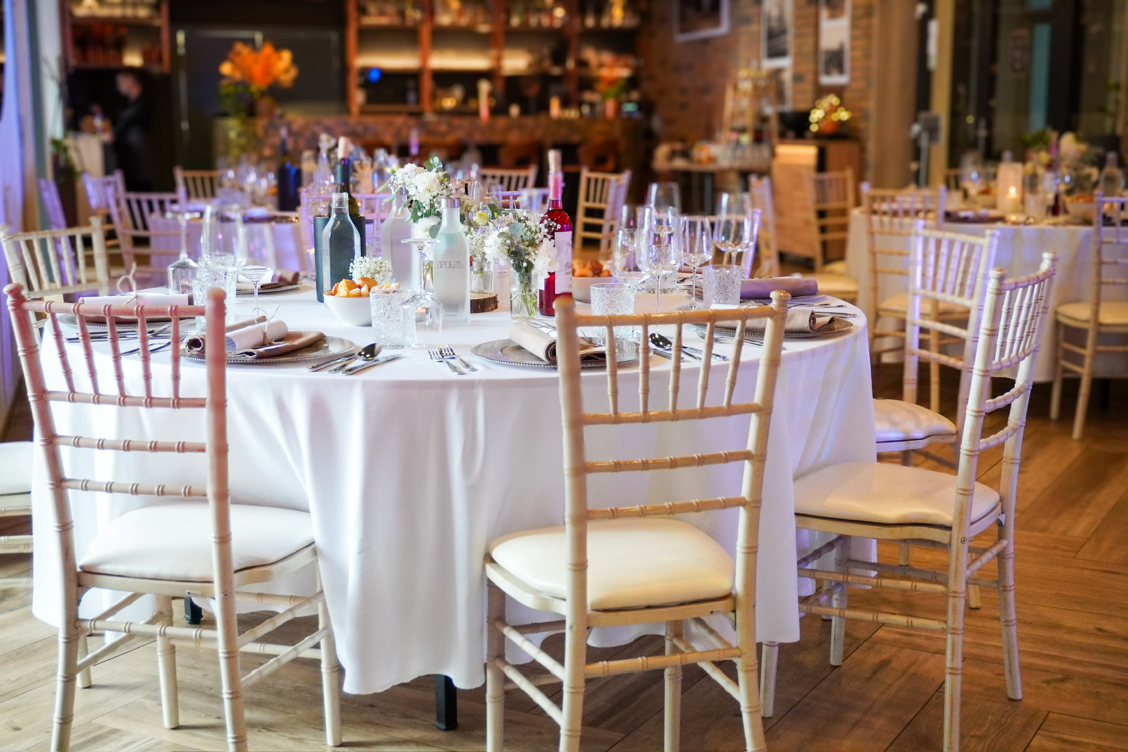APOLKA Restaurant Bratislava – moderný svadobný priestor v historickej budove Apollo klubu. Industriálny interiér s vysokými stropmi, letná terasa so záhradou a špičková gastronómia pre svadby a oslavy do 70 osôb