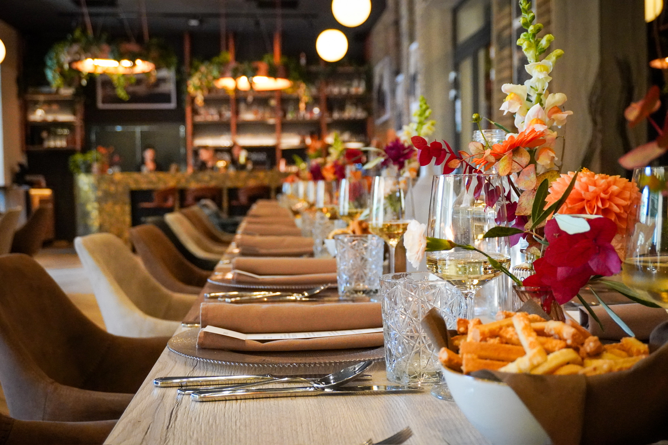 APOLKA Restaurant Bratislava – moderný svadobný priestor v historickej budove Apollo klubu. Industriálny interiér s vysokými stropmi, letná terasa so záhradou a špičková gastronómia pre svadby a oslavy do 70 osôb