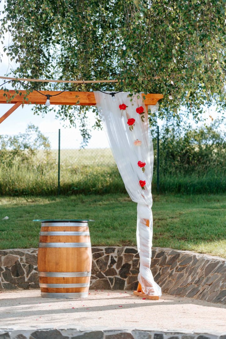 Svadba v Terra Wylak Winery - Veľké Zálužie: svadobné miesto vo vinárstve so svadobným stanom pre 150 hostí a výhľadom na Zobor.