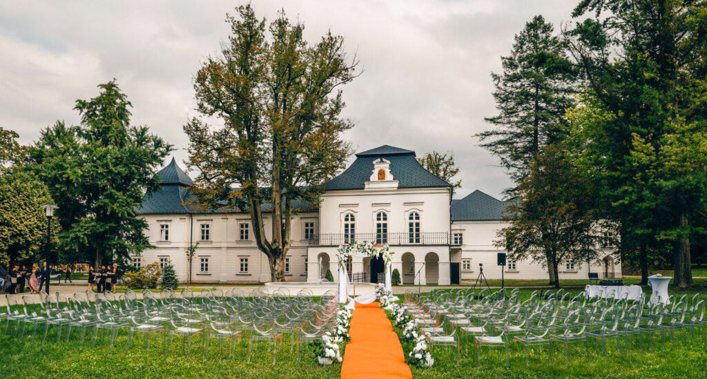Château Révay Turčianska Štiavnička – svadobné miesto v historickom anglickom parku s Oranžériou, apartmánmi v areáli a kapacitou až 300 hostí. Obrad pod holým nebom