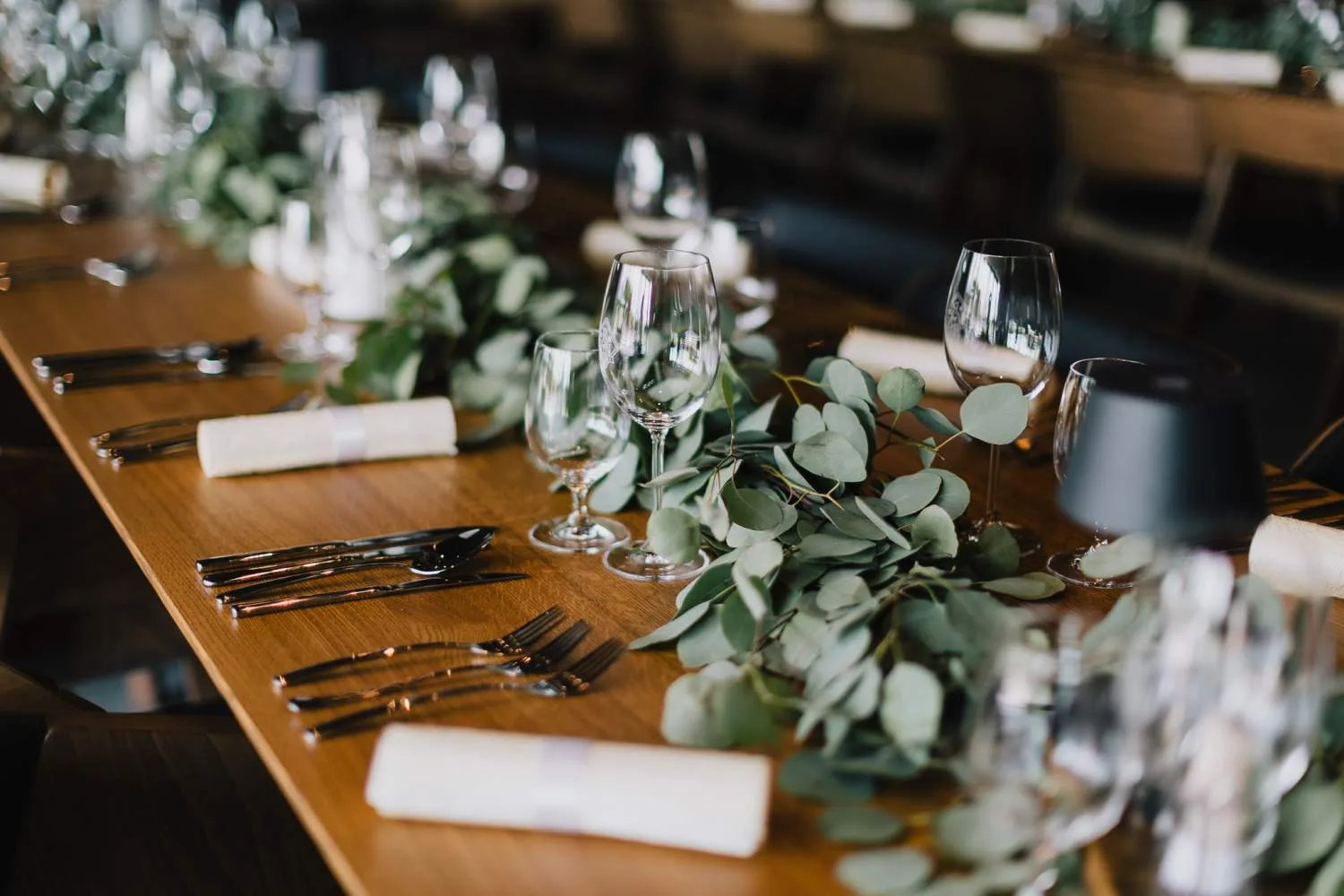 Elegantný interiér R-VIN Winebar pri Dunajskej Strede – svadobný priestor vo winebare s kapacitou do 96 hostí.