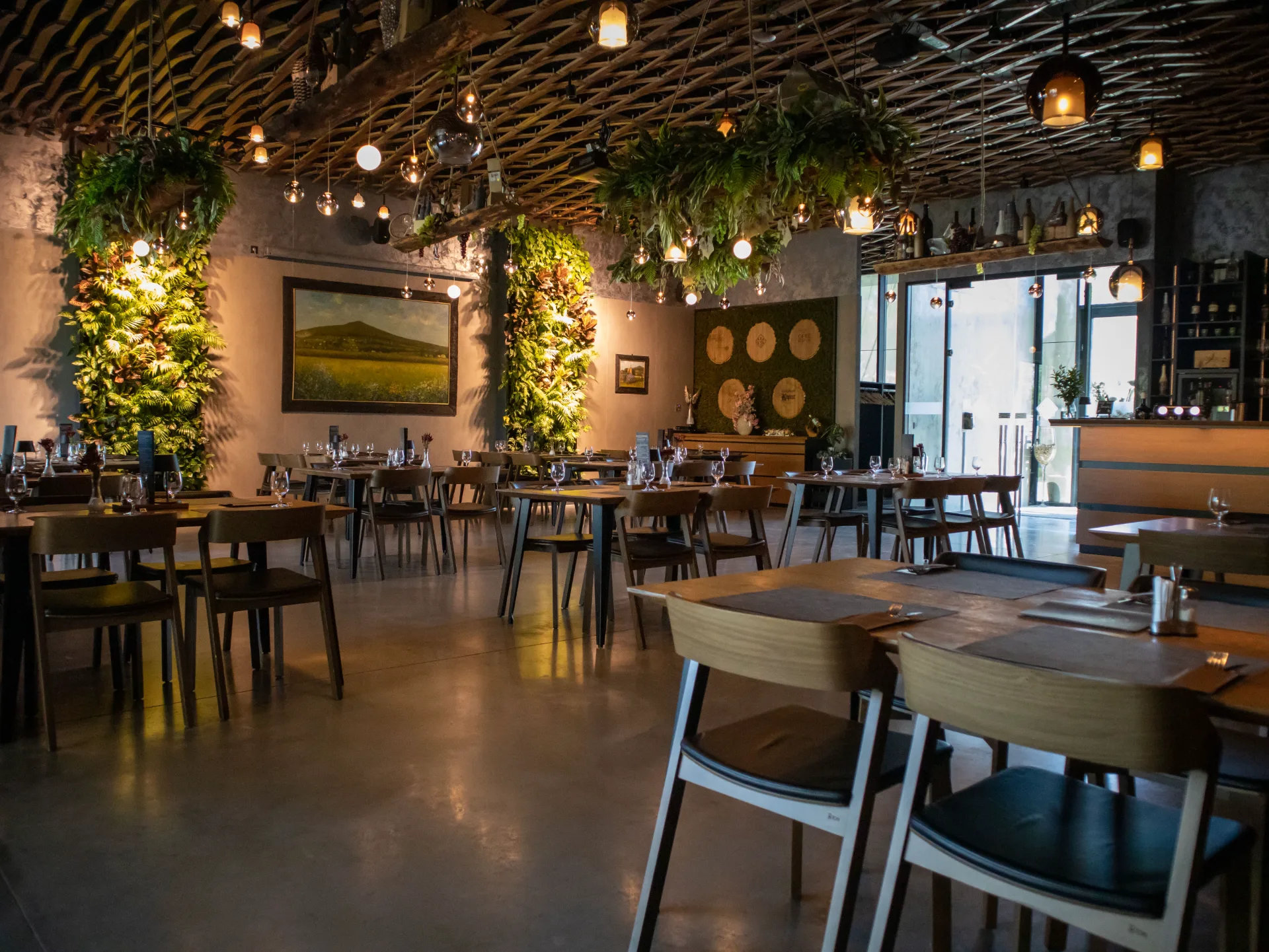 Elegantný interiér R-VIN Winebar pri Dunajskej Strede – svadobný priestor vo winebare s kapacitou do 96 hostí.