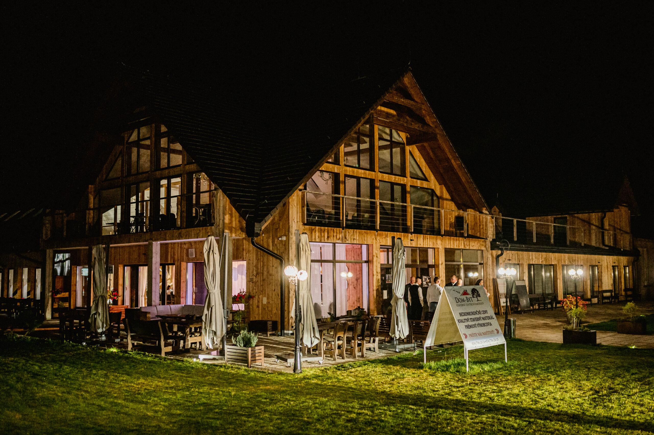 Reštaurácia Stodola Bardejov – svadobné miesto v drevenom interiéri s galériou na poschodí a  lustrami, civilným obradom v areáli a kapacitou do 200 hostí. Pohľad zvonku v noci na osvetlenu Stodolu.