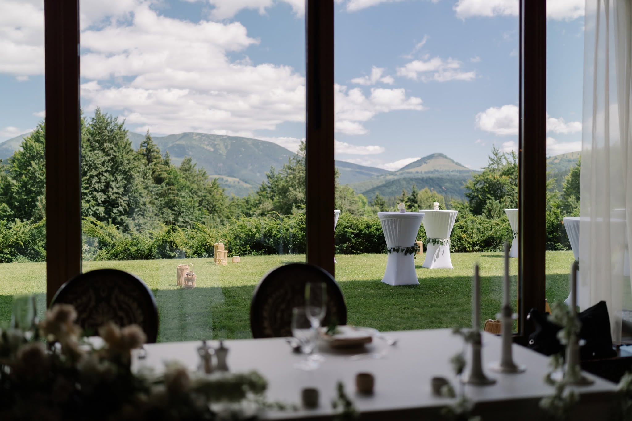 Svadobný obrad na terase RESIDENCE HOTEL Donovaly s výhľadom na Nízke Tatry