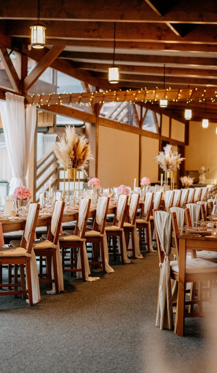 Chata Hrádok – svadobné miesto v pohorí Vtáčnik (Ponitrie) s obradom pod holým nebom, altánkom a kapacitou do 160 osôb.