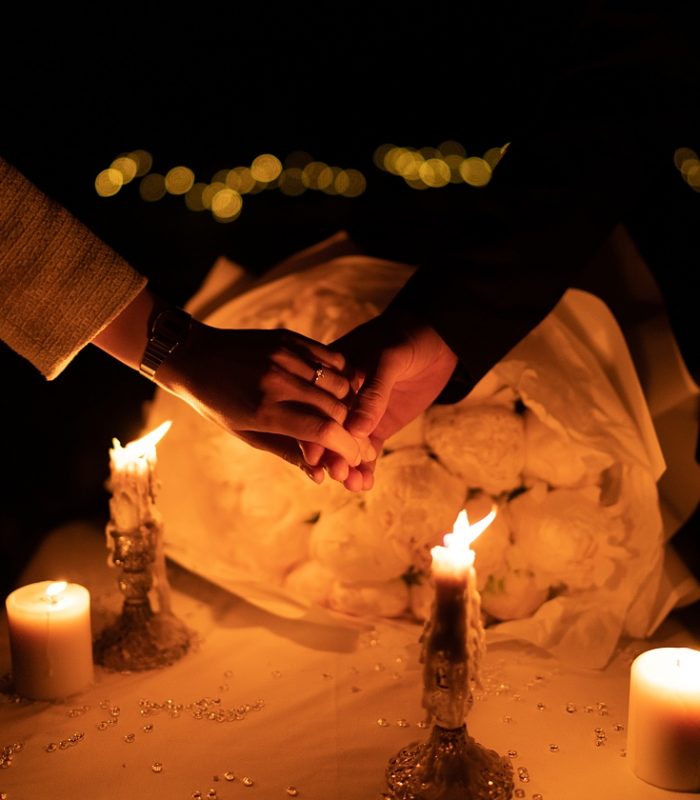 Spomienka na zosnulých. Prázdna stolička, sviečka či fotografia. Ako si na svadbe citlivo uctiť blízkych, ktorí chýbajú – a aby spomienka nezatienila radosť z vášho dňa.